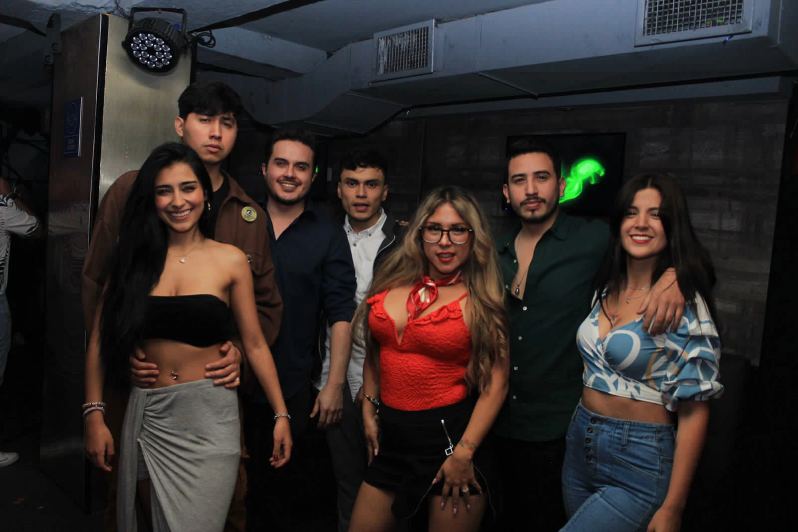 Foto de grupo en un encuentro social.